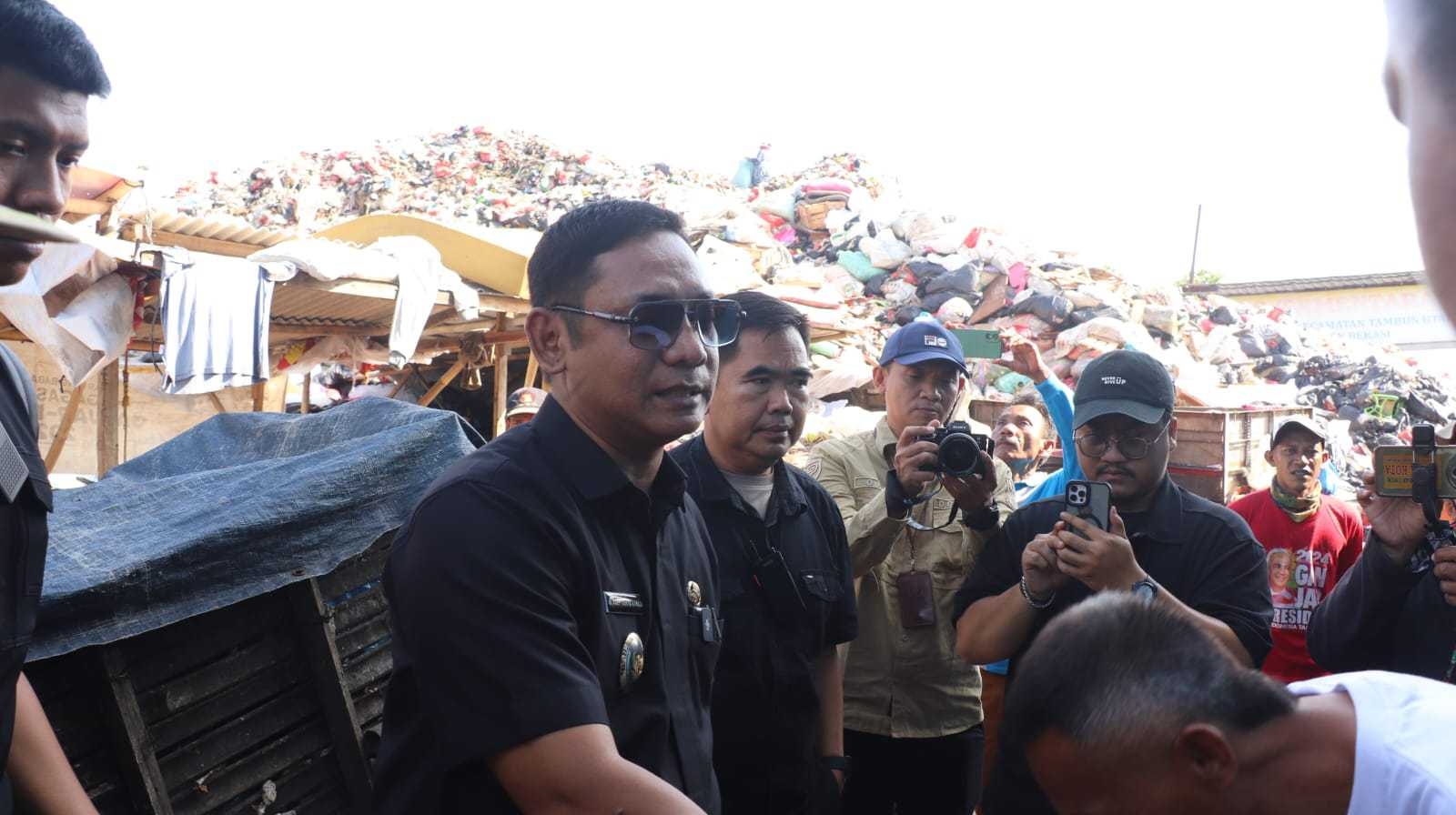 Plt Bupati Bekasi Tutup TPS Ilegal di Sriamur Tambun Utara, Warga Keluhkan Dampak Kesehatan