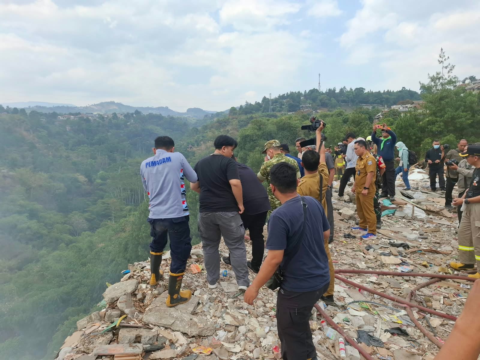 Kebakaran Lahan Ciumbuleuit, Farhan Dorong Penyelidikan Dugaan Pembuangan Sampah Ilegal