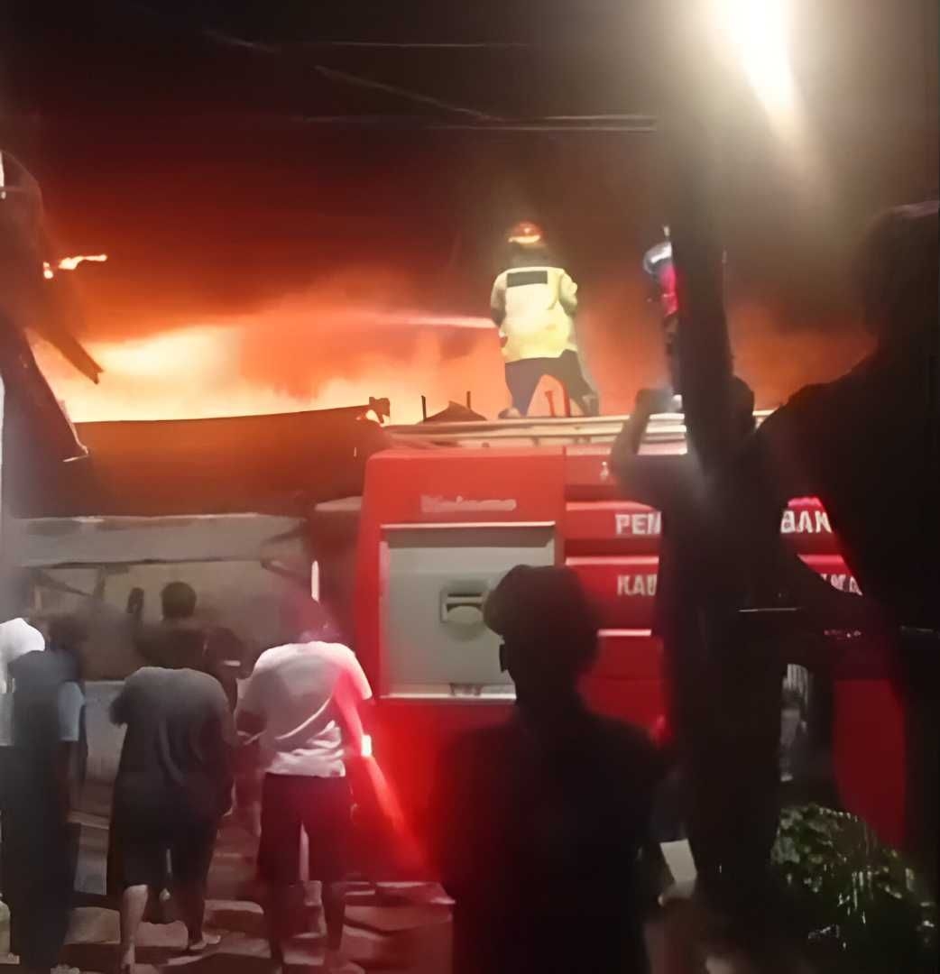 Pasar Rebo Purwakarta Terbakar Dini Hari, Puluhan Kios Ludes Dilalap Si Jago Merah