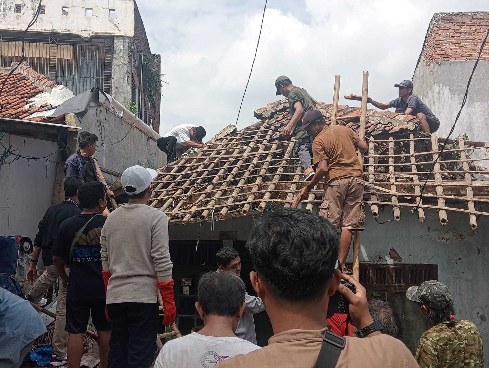 Nyaris Roboh, Bupati Purwakarta Renovasi Rumah Milik Mantan Loper Koran
