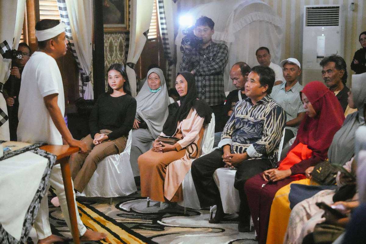 Puluhan Warga Korban Proyek Pelebaran Sungai di Cikarang Datangi Lembur Pakuan, KDM Tanggapi Aspirasi