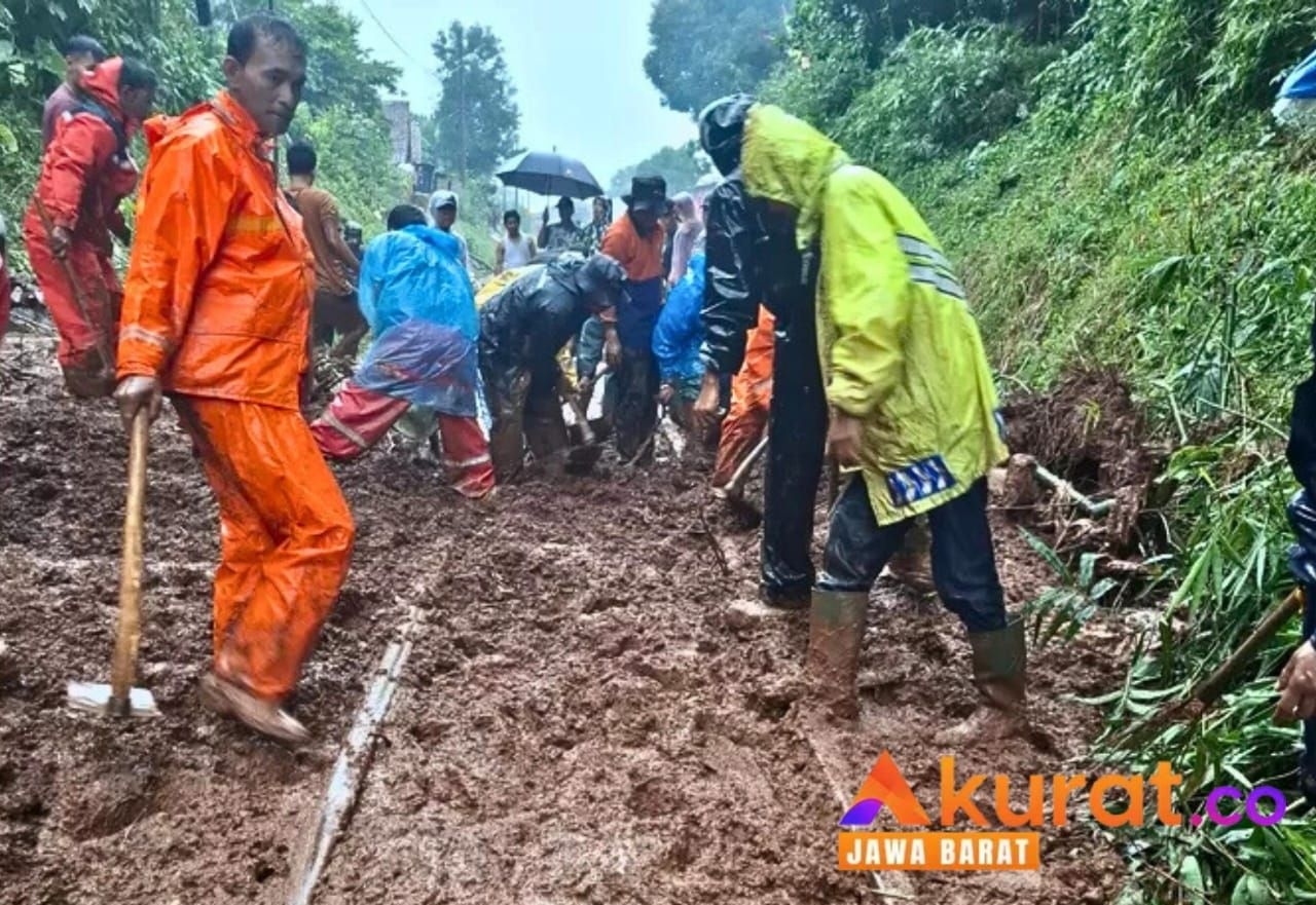 Jalur KA Purwakarta-Ciganea Diterjang Genangan dan Longsor, Tiga Perjalanan Kereta Api Terpaksa Dihentikan
