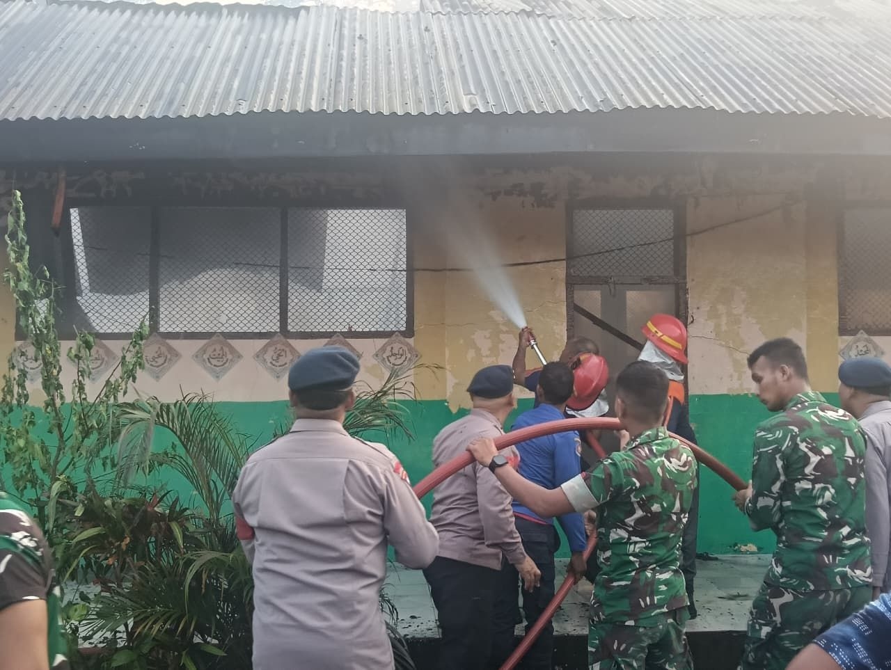 Quick Response! Brimob Aceh Bersama TNI/Polri dan Damkar Jinakkan Si Jago Merah di SDN 5 Kutamakmur