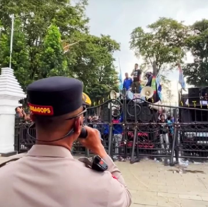 Gedung Sate Membara! Aksi Demo Buruh Tolak UMSK 2026 Berakhir Ricuh, Massa Bakar Ban dan Dobrak Gerbang