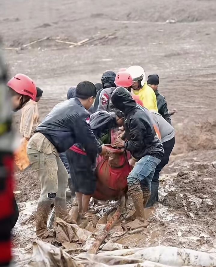 Duka di Pasirlangu, Longsor Cisarua Bandung Barat Timbun Puluhan Rumah dan Renggut 8 Nyawa