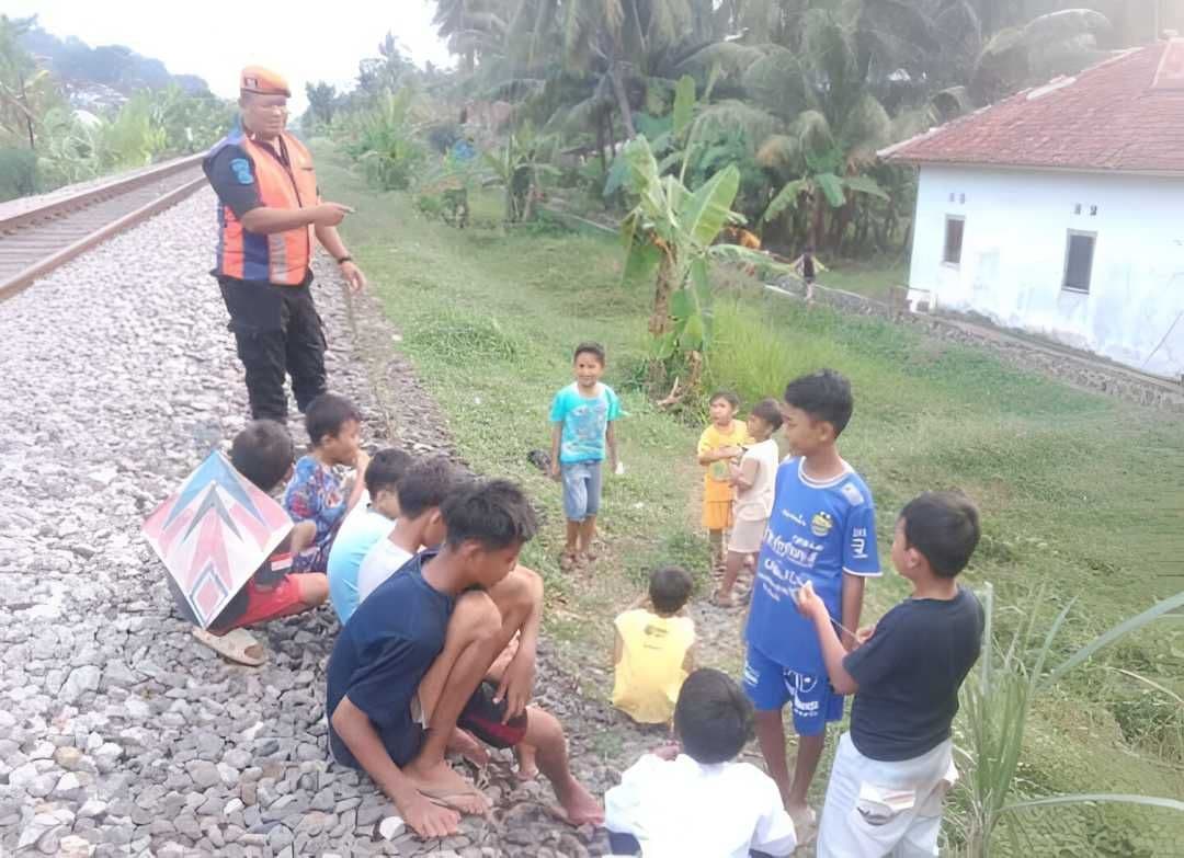 Bahayakan Nyawa! KAI Daop 2 Bandung Larang Keras Warga Ngabuburit di Jalur Rel Kereta Api