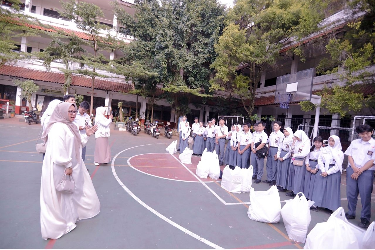 Tumbuhkan Empati Melalui Program Bernurani, Siswa SMAN 4 Bandung Bagikan Rantang Kanyaah di Puncak Pesantren Ekologi
