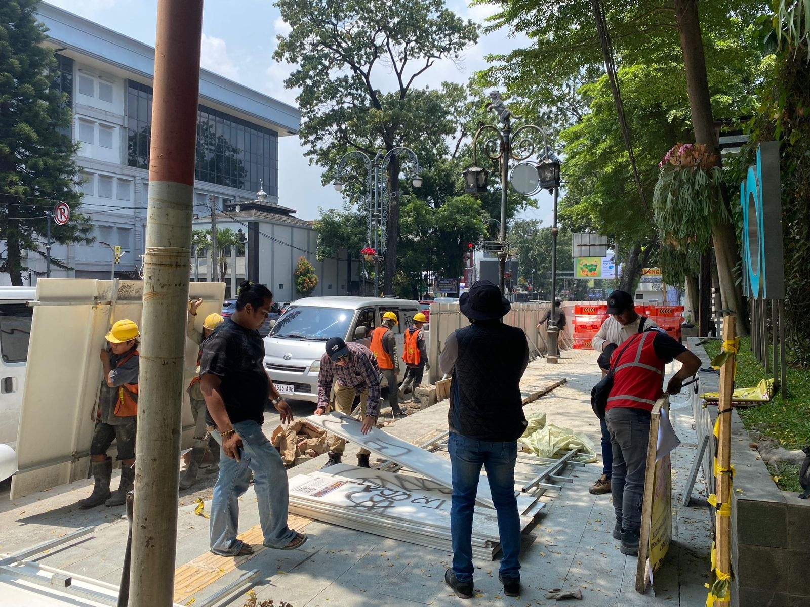 Usai Disidak Wali Kota, Pelaksana Proyek BRT Bandung Kebut Perapihan Jalur Pedestrian Jelang Lebaran
