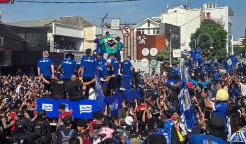 Persib Cetak Sejarah Three-Peat, Pawai Juara Digelar Meriah di Bandung