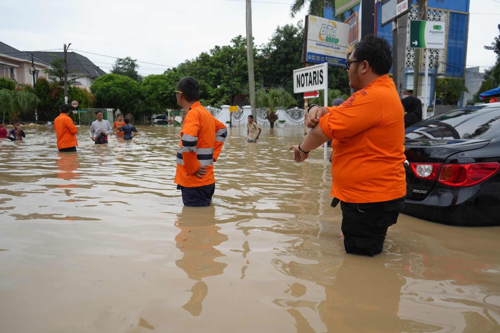 BPBD Jabar Lakukan Penanganan Darurat Imbas Banjir Bekasi Belum Surut Hingga Warga Butuh Bantuan Mendesak