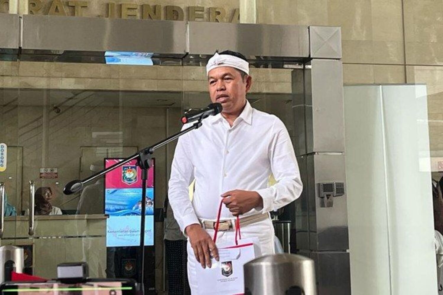 Gubernur Jabar Dedi Mulyadi Perintahkan Pembongkaran Hibisc Fantasy di Puncak Bogor