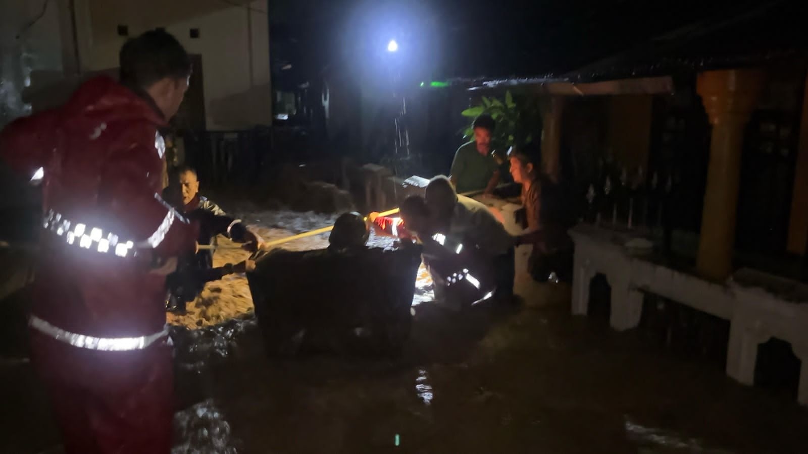 Polisi Evakuasi Warga Terdampak Banjir di Palabuhanratu