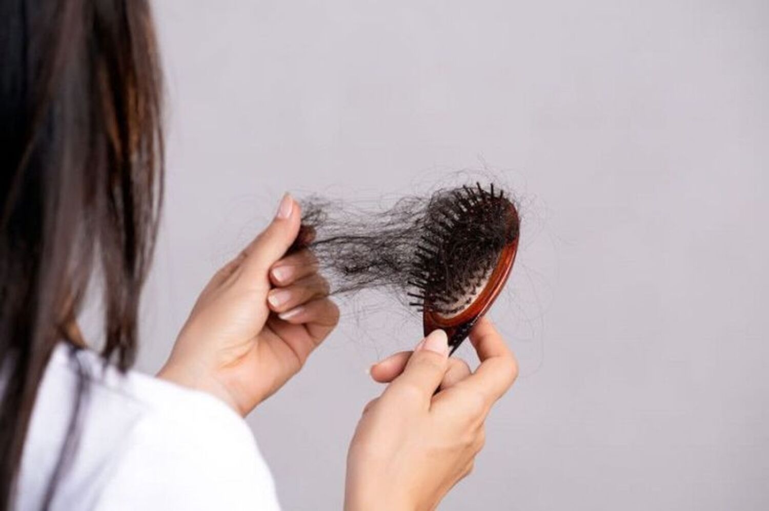 Cara Mengatasi Rambut Rontok Secara Alami – 10 Solusi Terbaik untuk Rambut Lebih Kuat