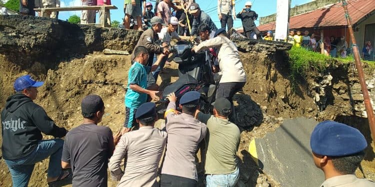 Dansat Brimob Polda Jabar Sigap Bantu Warga di Lokasi Jembatan Pustus Sukabumi