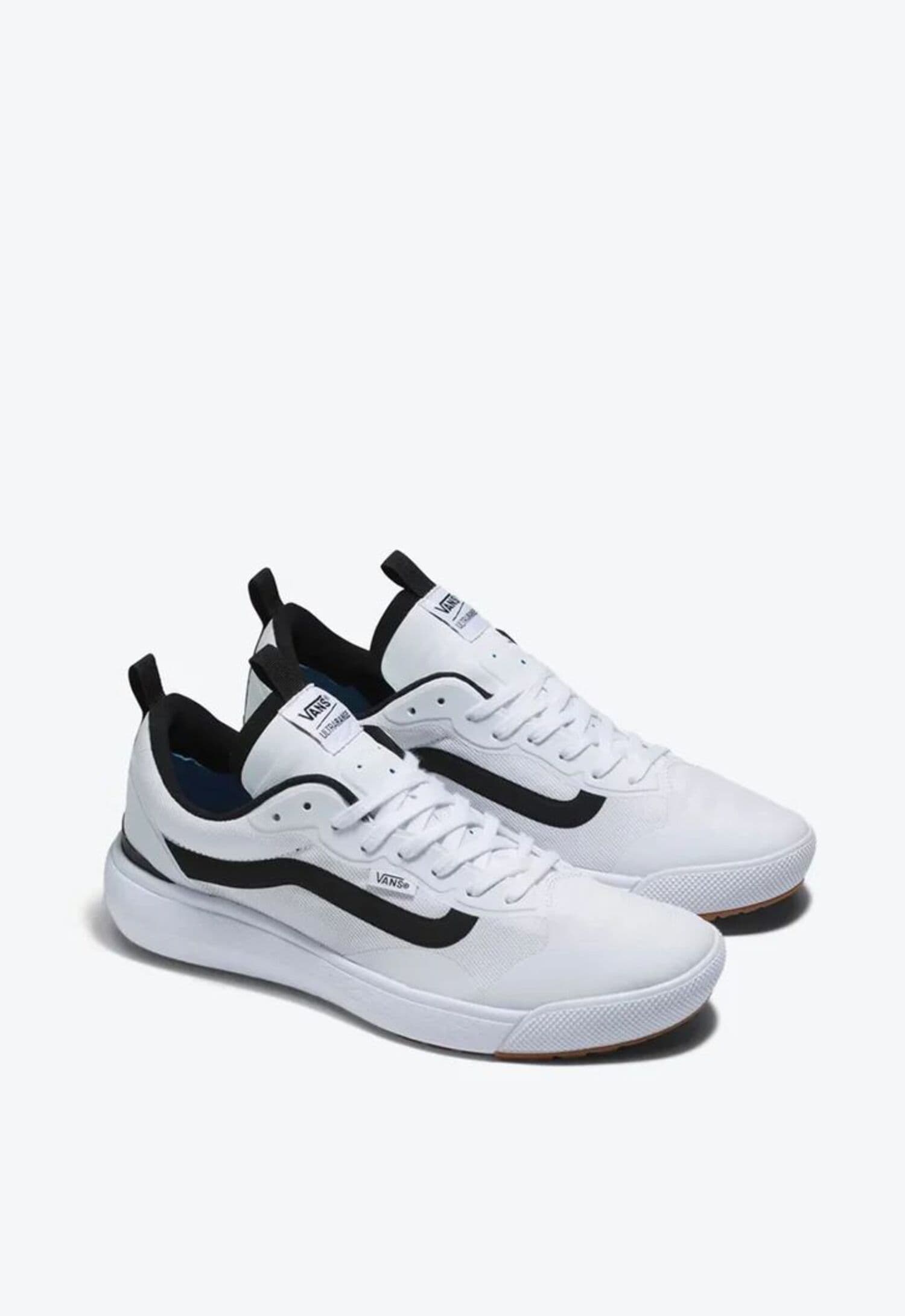 5 Rekomendasi Sepatu Sneakers untuk Traveling 2025 – Nyaman Dipakai Seharian