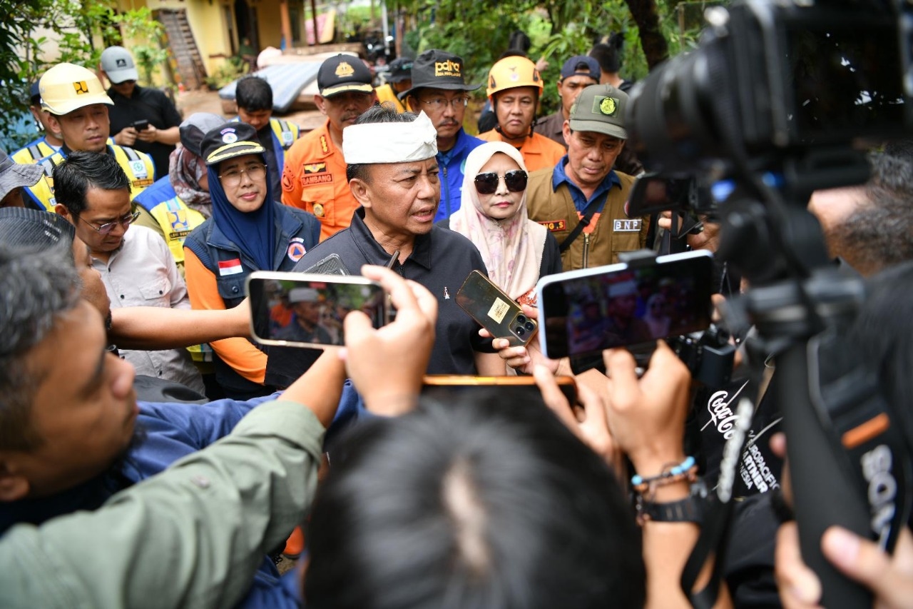 Pemprov Jabar Serahkan Bantuan Logistik Sebesar Rp286 Juta Untuk Korban Banjir Cimanggung Kabupaten Sumedang