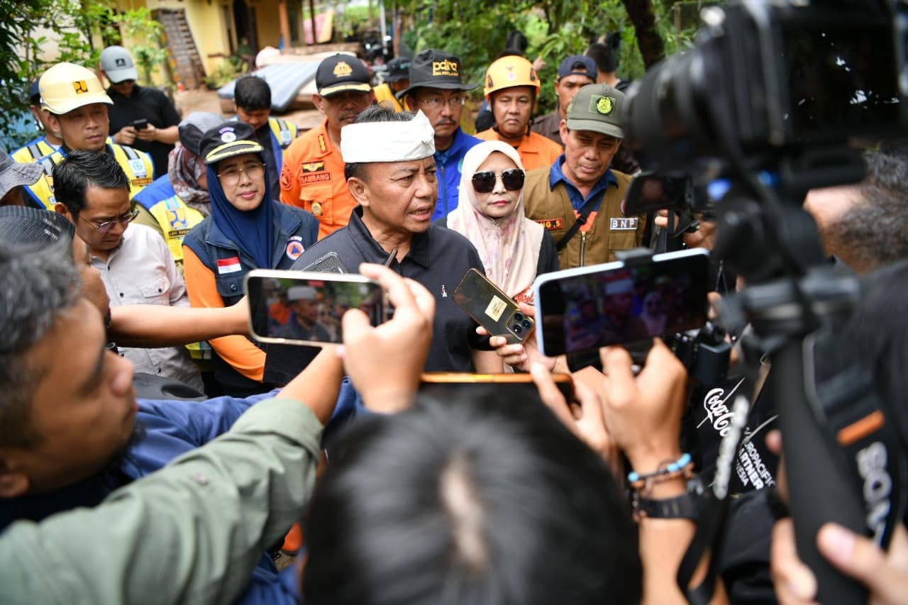 Pemprov Jabar Serahkan Bantuan Logistik Sebesar Rp286 Juta Untuk Korban Banjir Cimanggung Kabupaten Sumedang