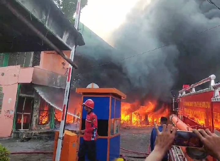 Kebakaran Melanda Gedung Swalayan Pasar Jumaah Purwakarta, Hanguskan Ratusan Kios Pedagang