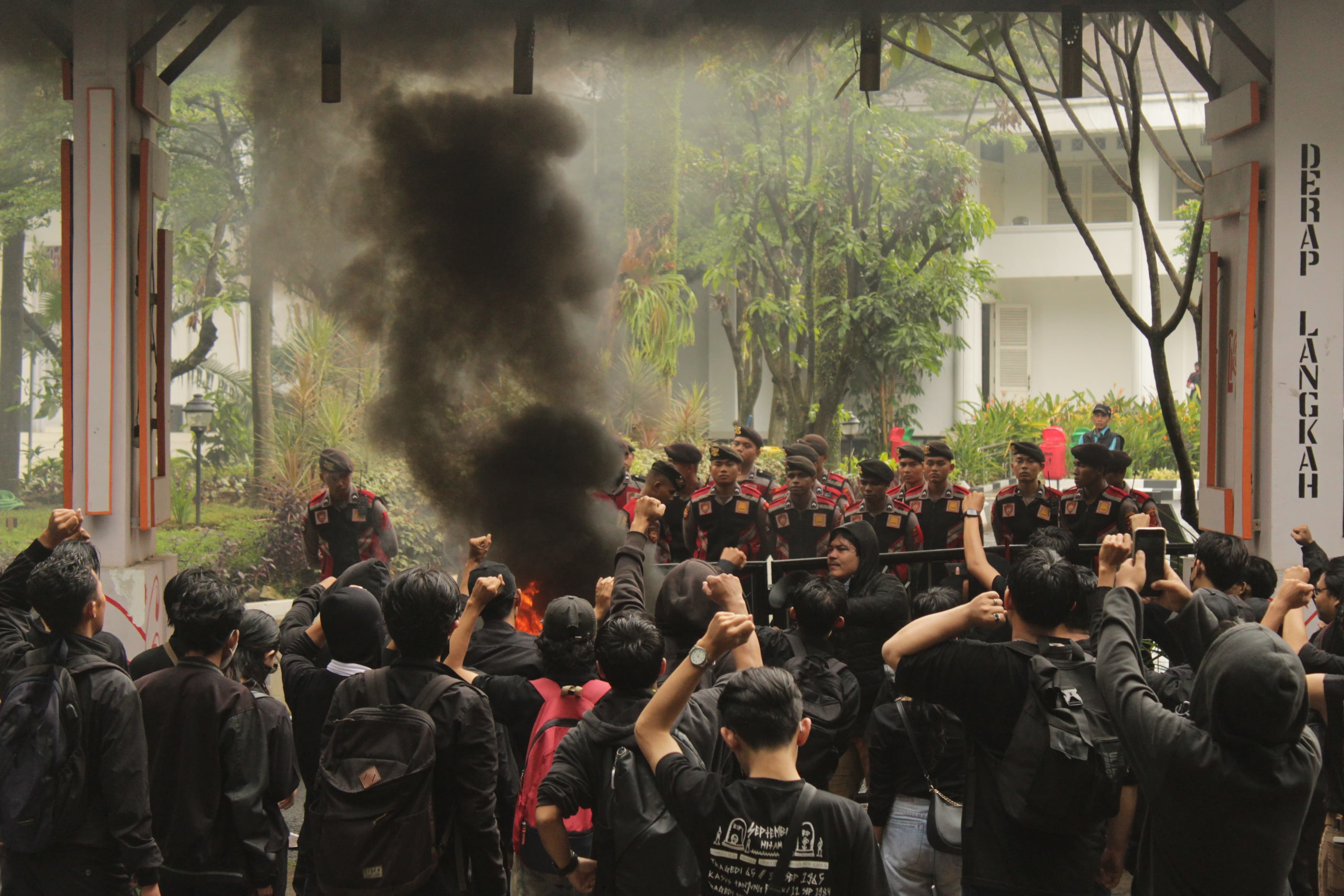 Tak Ditemui Anggota Dewan Kedua Kalinya, Massa Aksi Tolak UU TNI Duduki Gedung DPRD Purwakarta