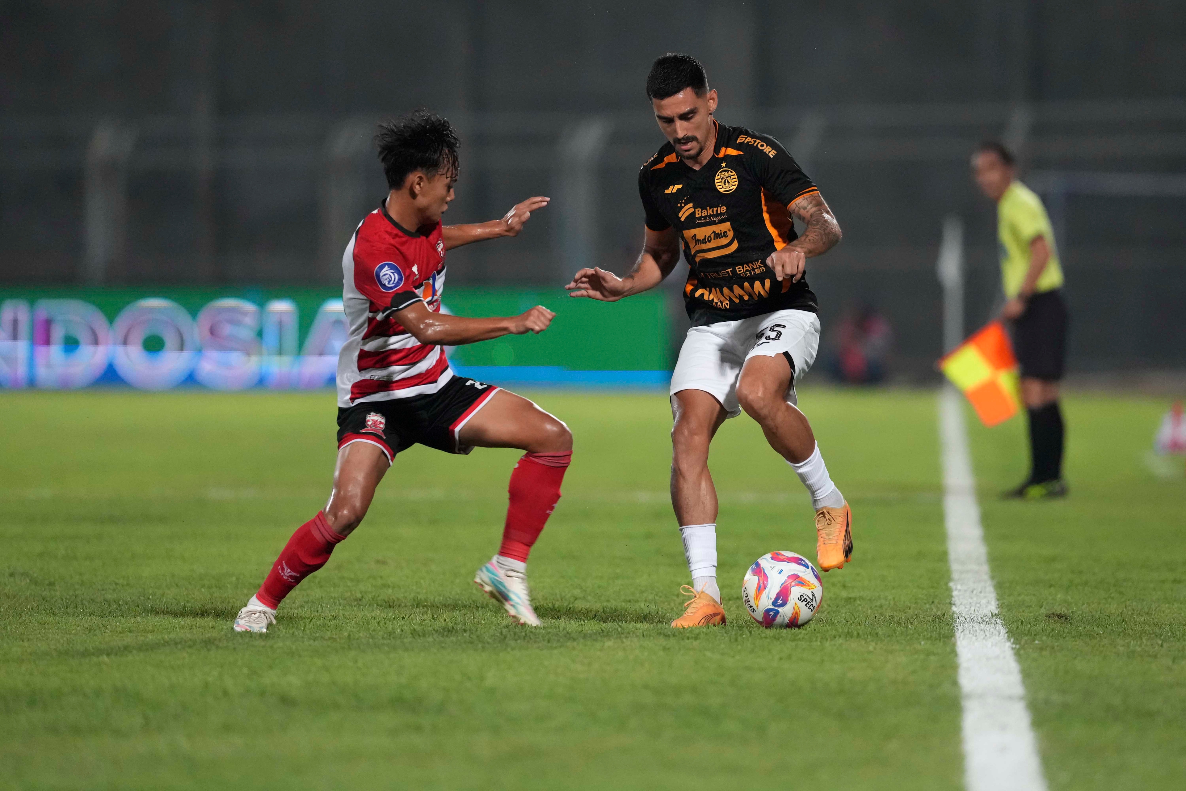 Ferarri Diganjar Kartu Merah, Madura United Tumbangkan Persija Jakarta di Kandangnya