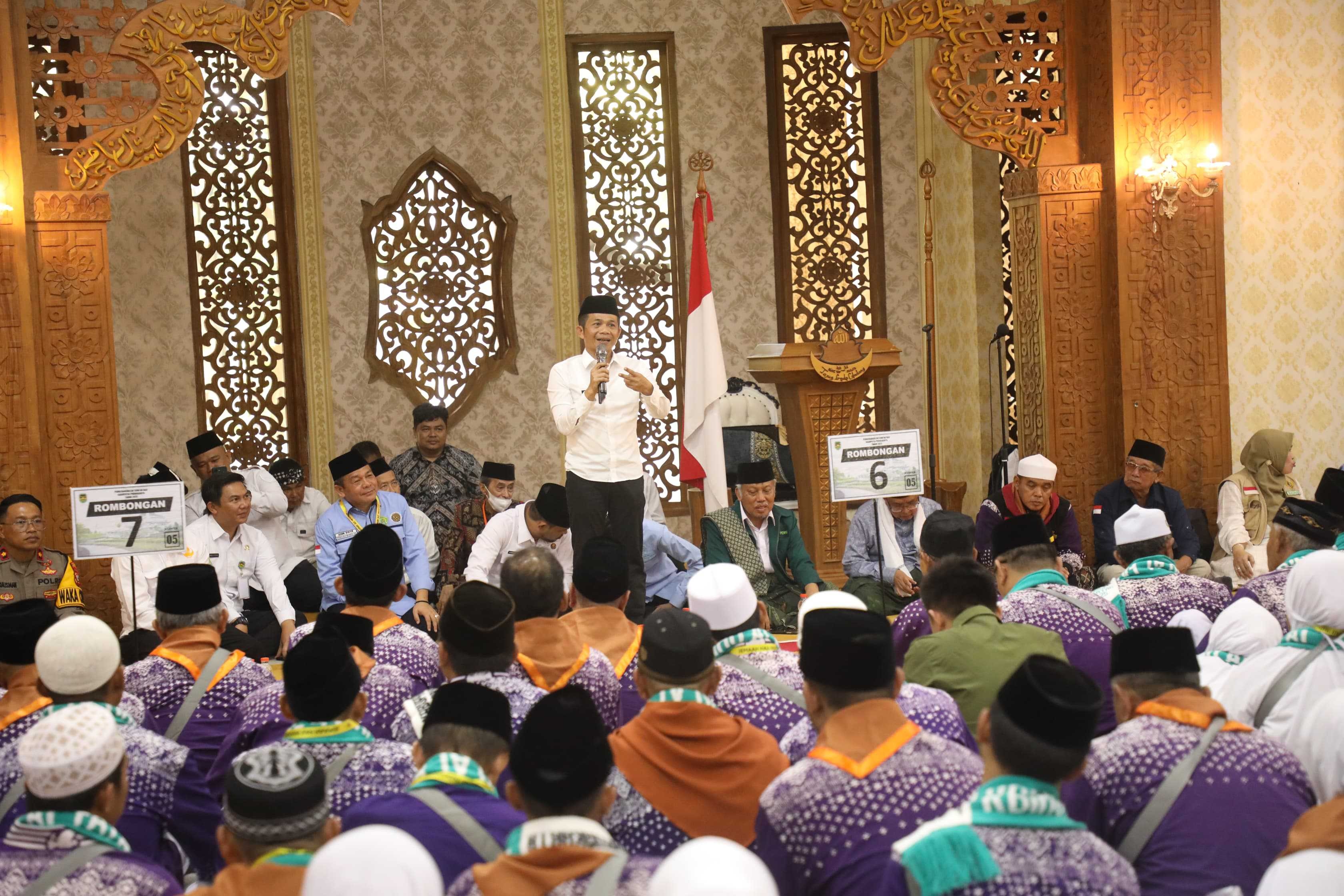 Gunakan Kendaraan Plat Merah Antar Jemput Jemaah Calon Haji, Bupati Om Zein: Bentuk Pelayanan Pemda Purwakarta