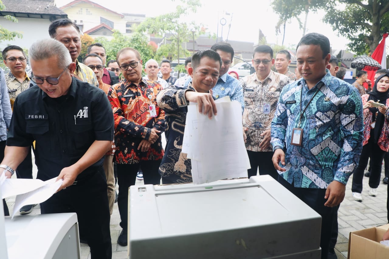 Peringati Hari Kearsipan dan Perpustakaan, Pemda Purwakarta Lakukan Pemusnahan Arsip Dari 4 Dinas