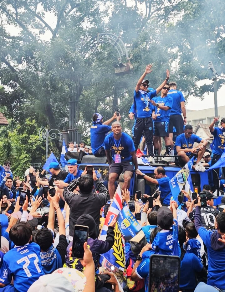 Bandung Lautan Biru, Konvoi Persib Juara Padati Ruas Jalan Kota Bandung