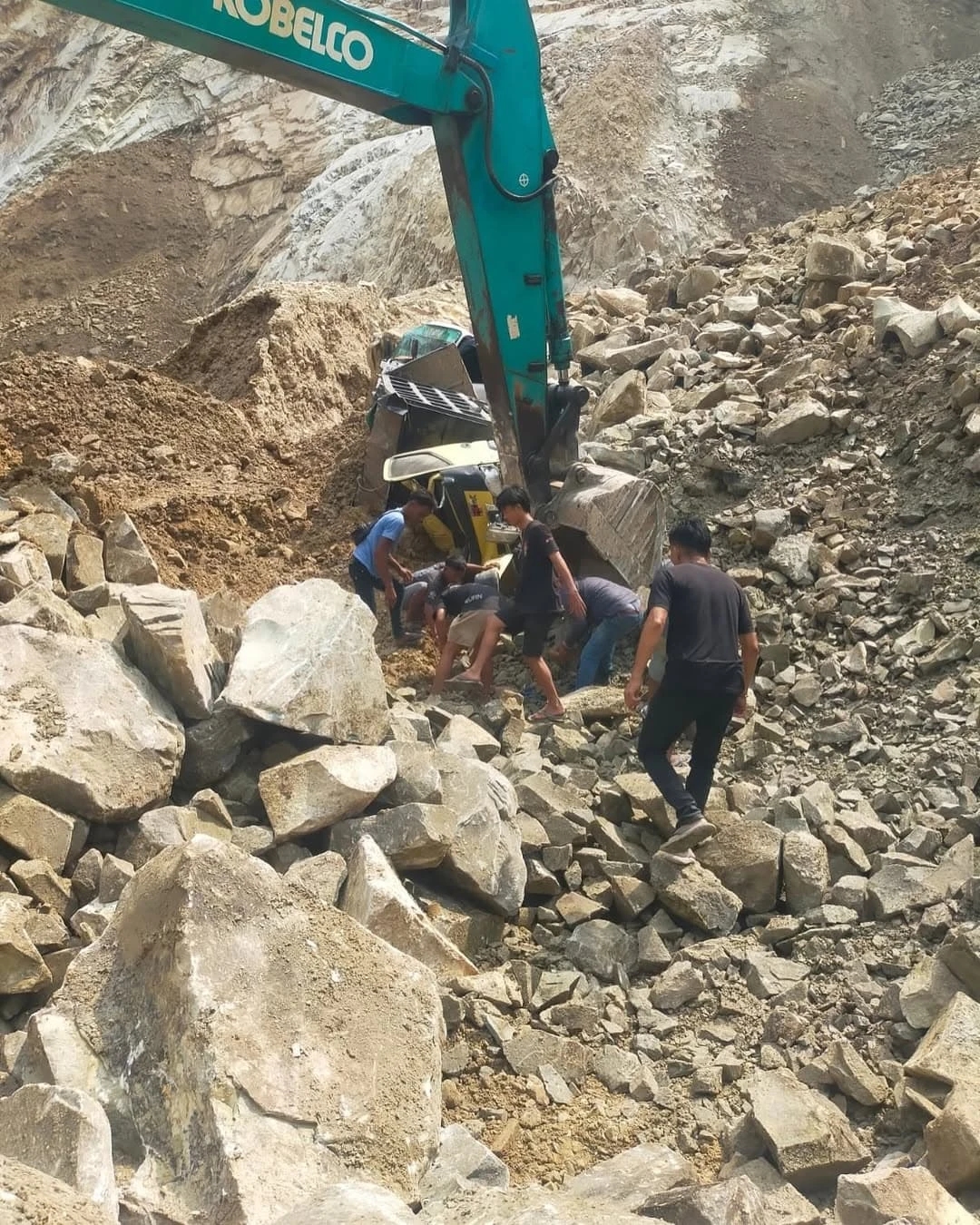 Evakuasi Korban Longsor Gunung Kuda Cirebon, KDM Tuntut Pengelola Tambang