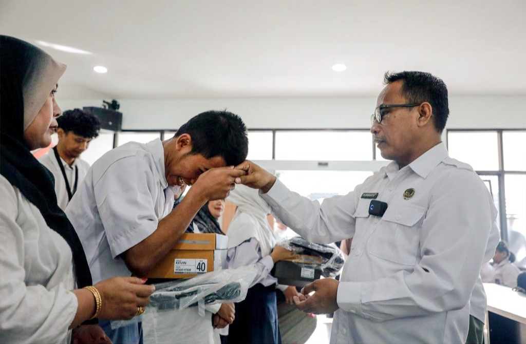 Kunjungi SLBN A Pajajaran, Kadisdik Jabar Berikan Siswa Hadiah Tas dan Sepatu dari Gubernur Dedi Mulyadi