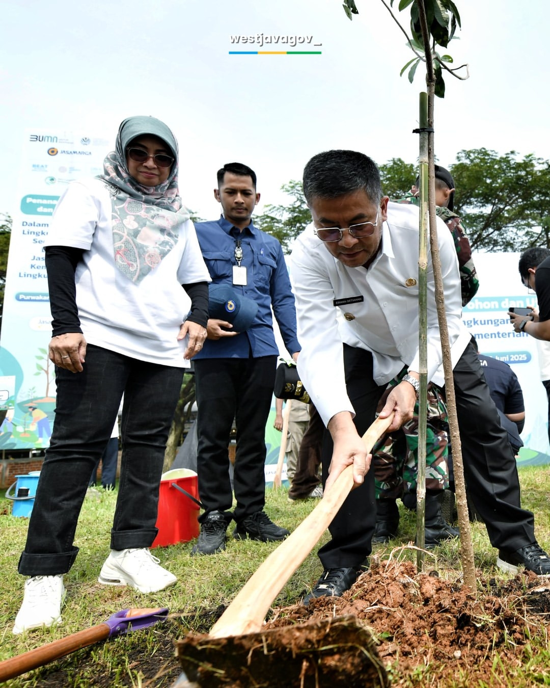 Peringati Hari Lingkungan Hidup Sedunia 2025, Menteri LH dan Wagub Erwan Lakukan Penanaman Pohon dan Uji Emisi Kendaraan di Rest Area KM88