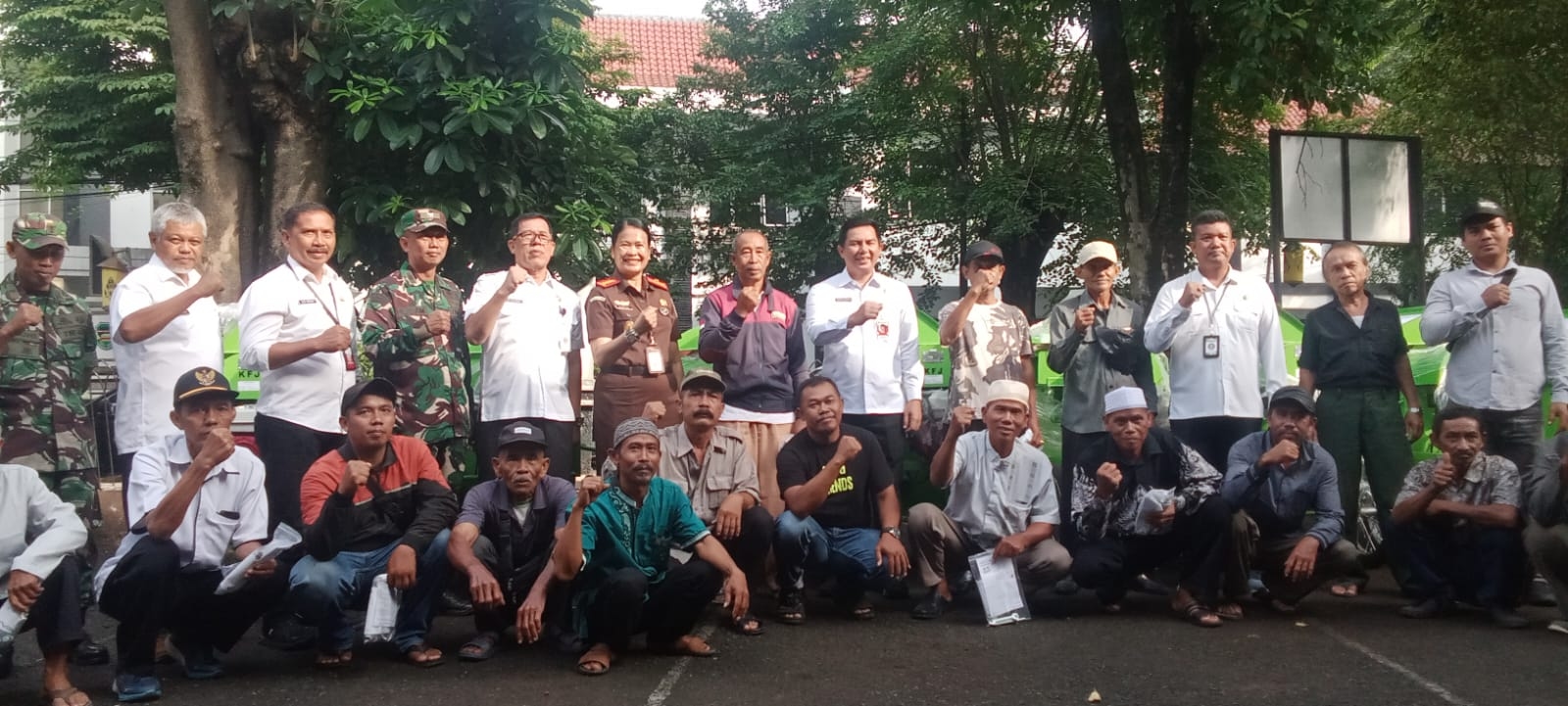Pemerintah Purwakarta Serahkan 15 Mesin Perontok Padi ke Kelompok Tani, Dukung Peningkatan Produksi Padi 2025