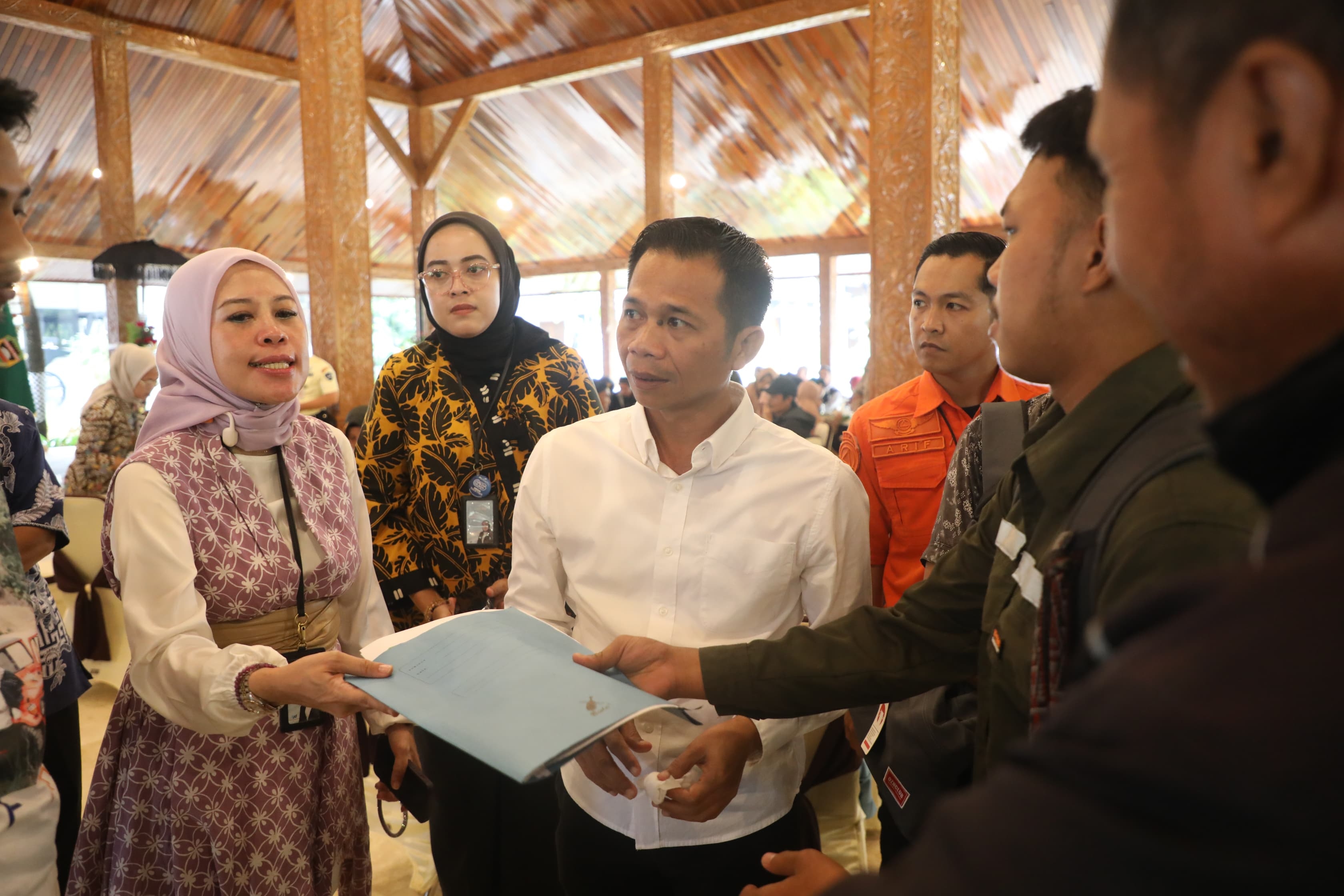 Om Zein Kumpulkan Warga Terdampak Pergeseran Tanah di Pasirmunjul, Salurkan Bantuan Untuk 86 KK yang Rumahnya Hancur