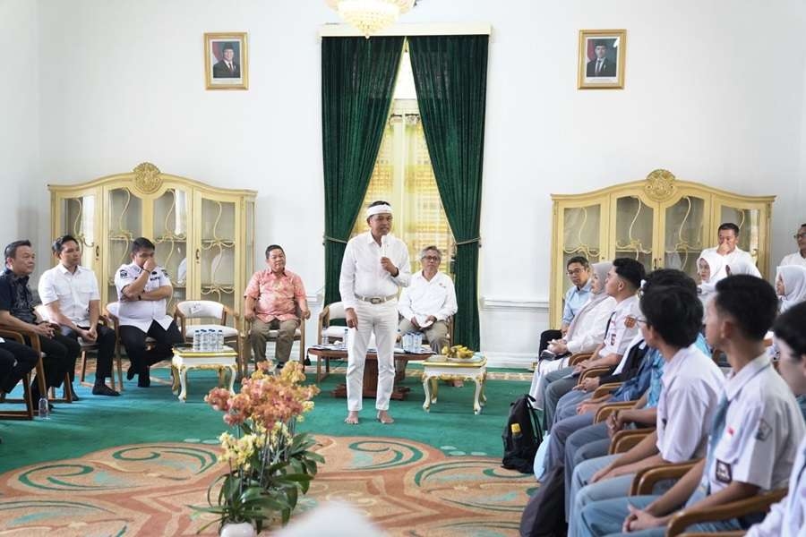 Gubernur KDM Beri Bantuan Pendidikan dan Laptop bagi 22 Calon Mahasiswa ITB Melalui Program Orang Tua Asuh