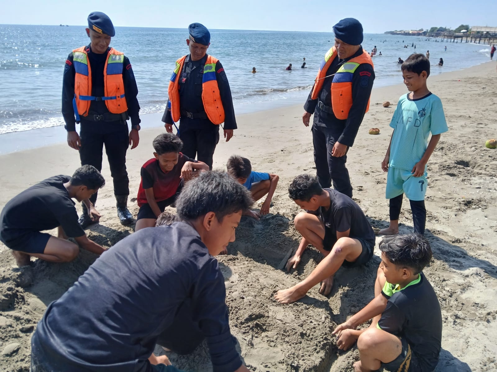 Brimob Kompi 1 Batalyon B Pelopor Gelar Patroli SAR di Pantai Ujong Blang Lhokseumawe untuk Jaga Keamanan Wisatawan