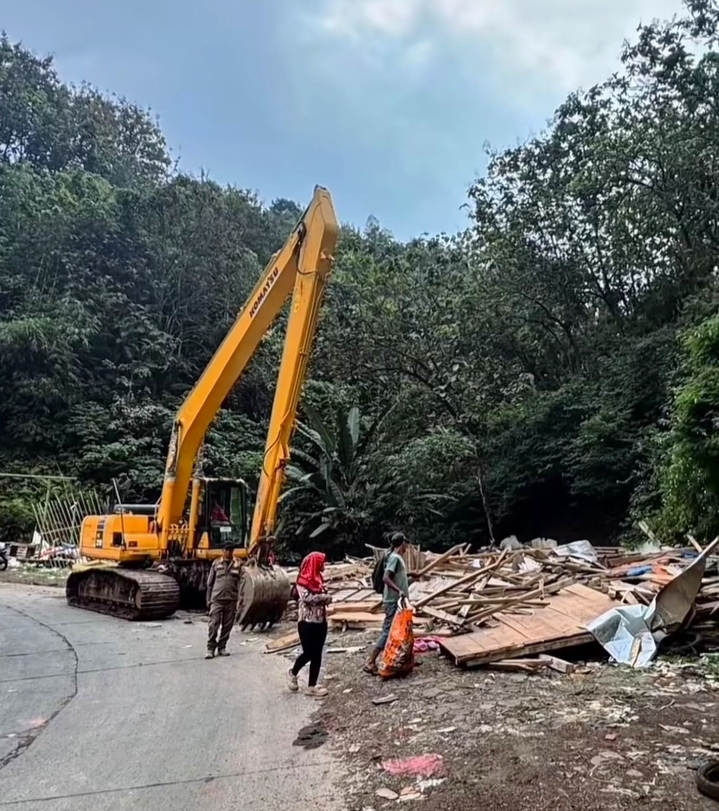 KDM Bongkar Bangunan Liar di TPA Sarimukti KBB, Siap Perbaiki Sistem Pengelolaan Sampah dan Penataan Kawasan