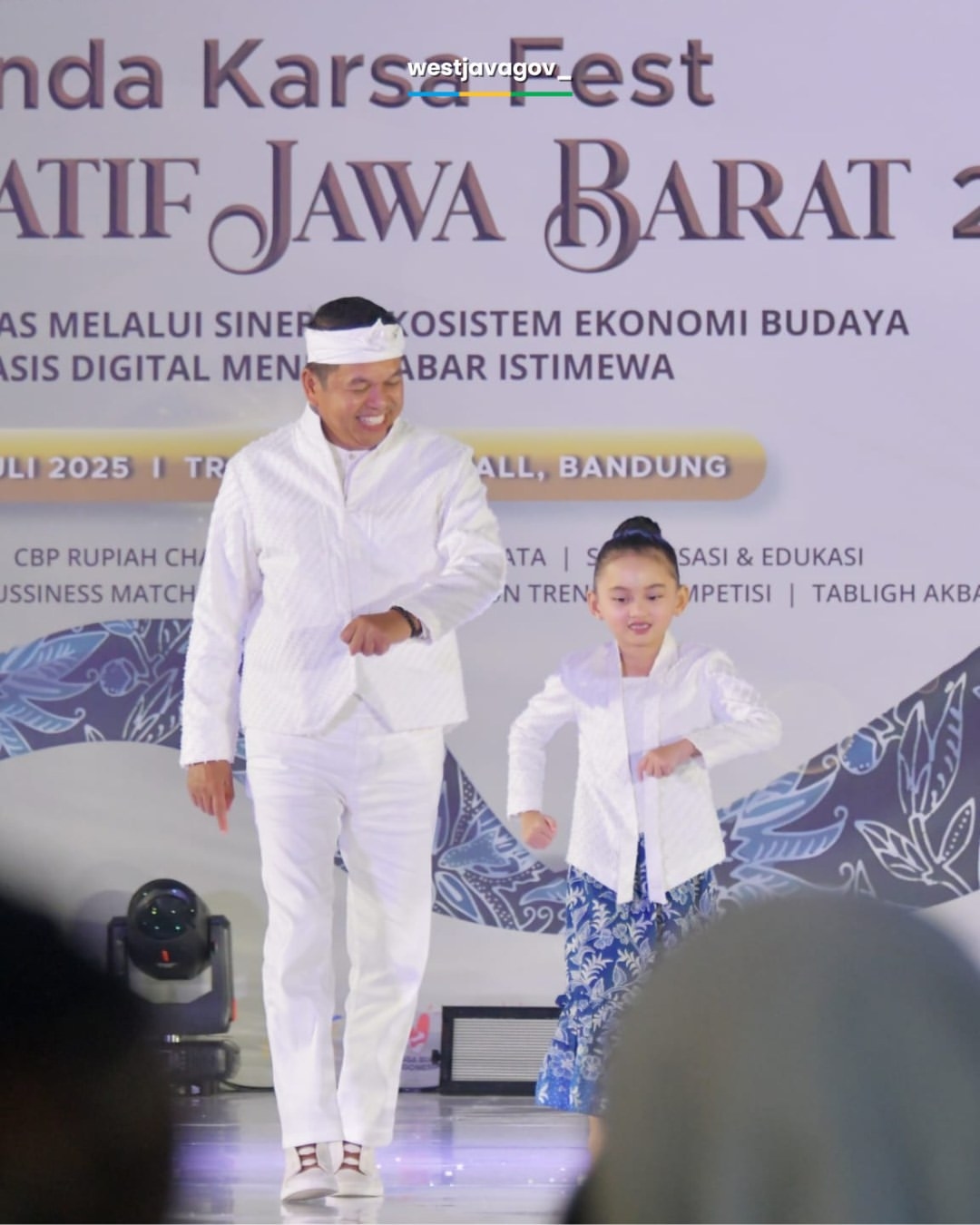 KDM dan Nyi Hyang Tampil Memukau di Acara Fashion Show Sunda Karsa Fest 2025, Dorong Pertumbuhan Ekonomi Berbasis Kearifan Lokal