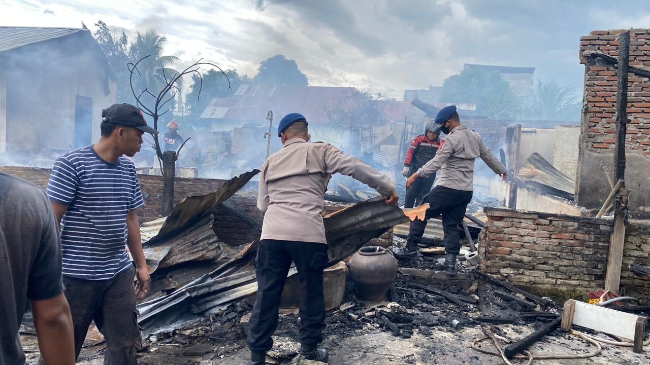 Respons Cepat Brimob Lhokseumawe di Lokasi Kebakaran Tambon Baroh