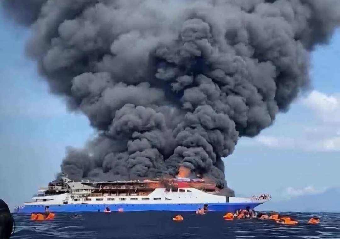Respons Cepat TNI Bantu Evakuasi Korban Kebakaran Kapal Barcelona VA di Perairan Pulau Talise Kabupaten Minahasa Utara