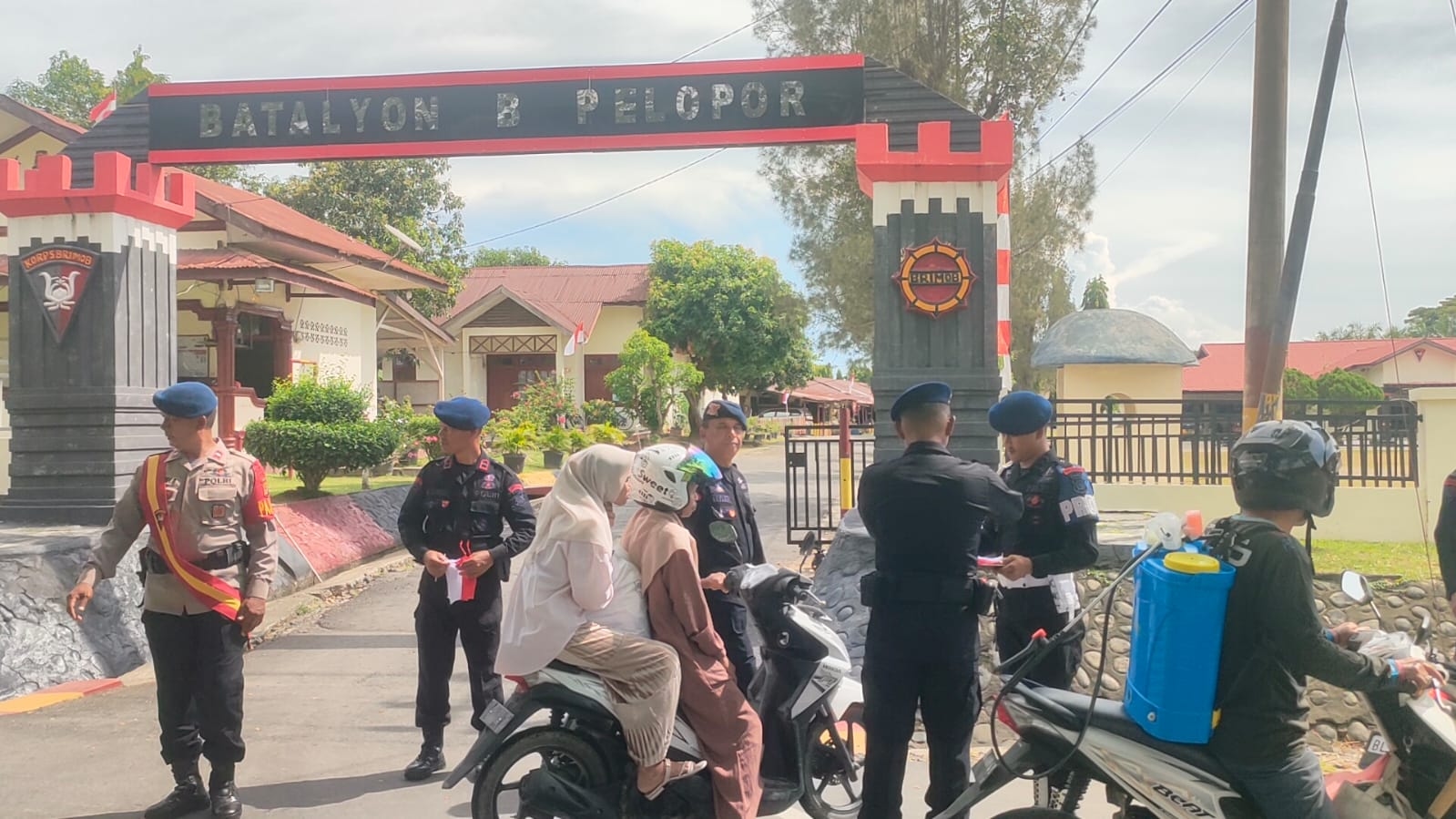 Rayakan HUT RI Ke-80, Batalyon B Pelopor Satbrimob Polda Aceh Bagikan Bendera Merah Putih kepada Pengguna Jalan