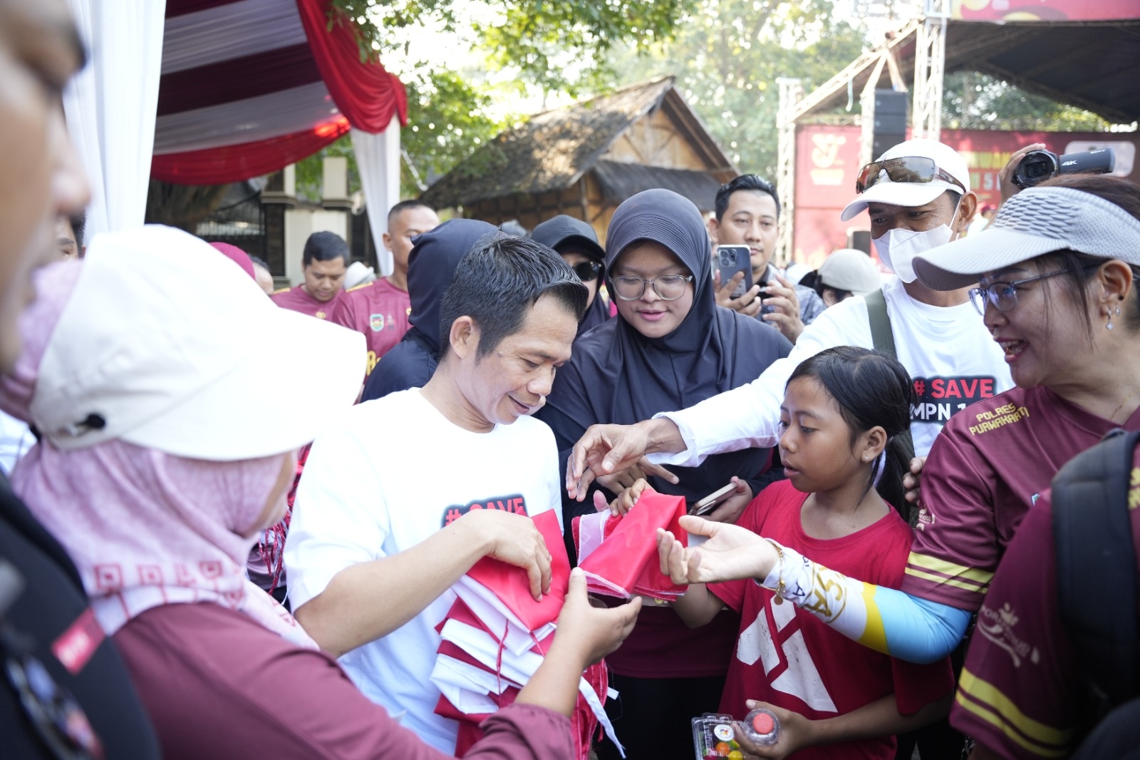 Gerakan Pembagian Bendera Merah Putih di Purwakarta, Bupati Om Zein: Tanamkan Semangat Nasionalisme Masyarakat