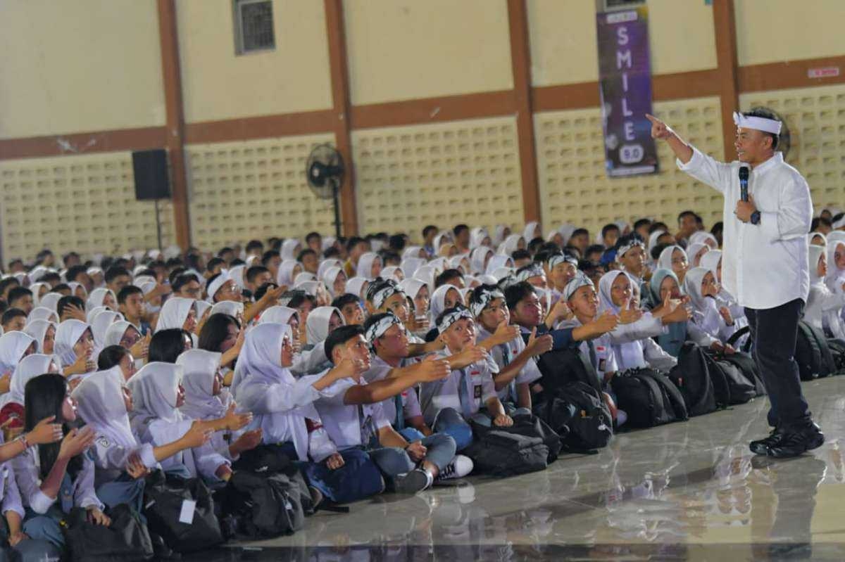 Lantik Ribuan Anggota Forum OSIS Jawa Barat, Sekda Herman: Wadah Calon Pemimpin Masa Depan
