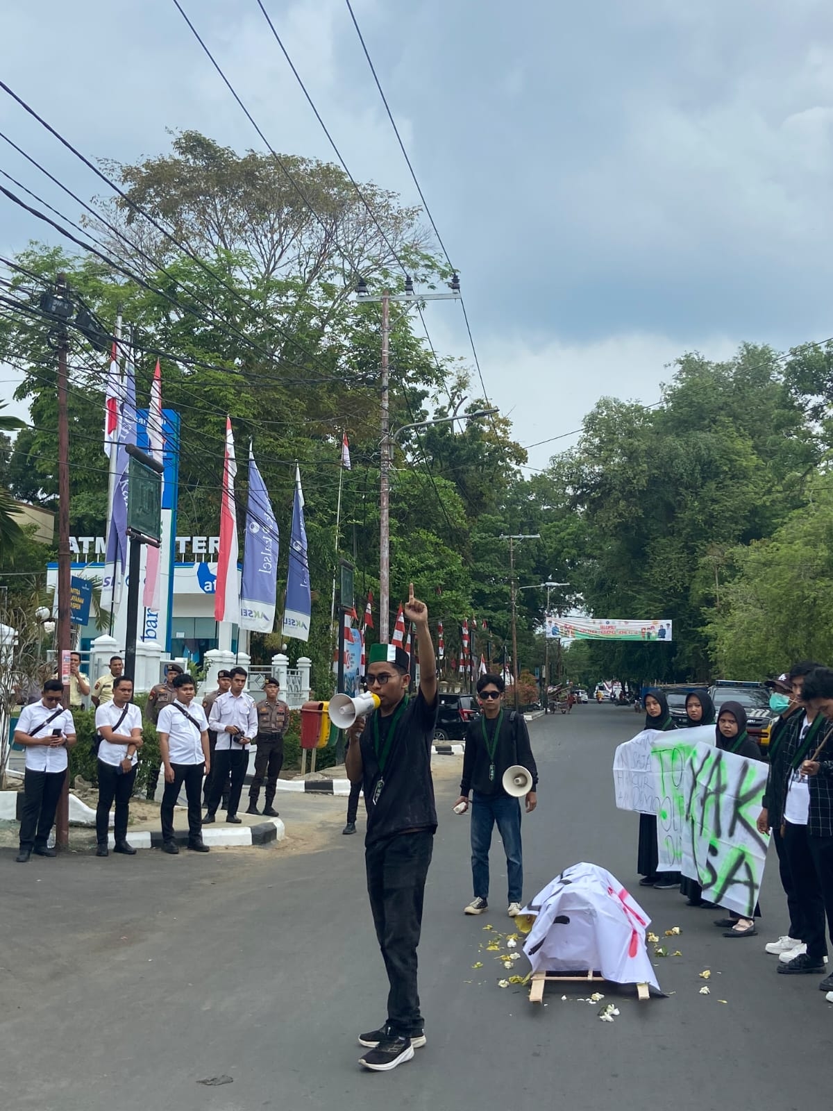Apakah DPR Harus Dibubarkan? Relevansi Legislasi Menuju Indonesia Emas 2045