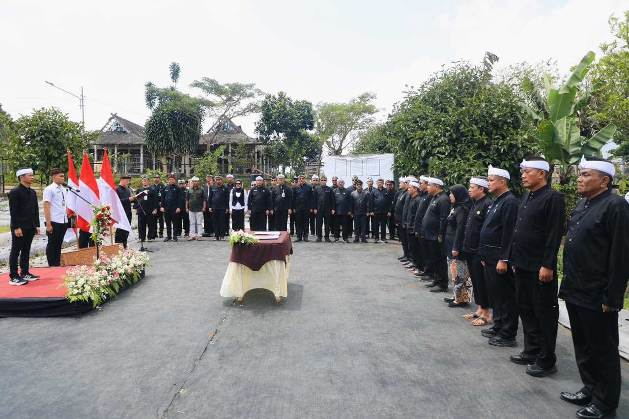Labrak Pakem Birokrasi! Bupati Purwakarta Lantik Pejabat Eselon II di Kebun: Tekankan Makna Kerja Keras dan Ketahanan Pangan