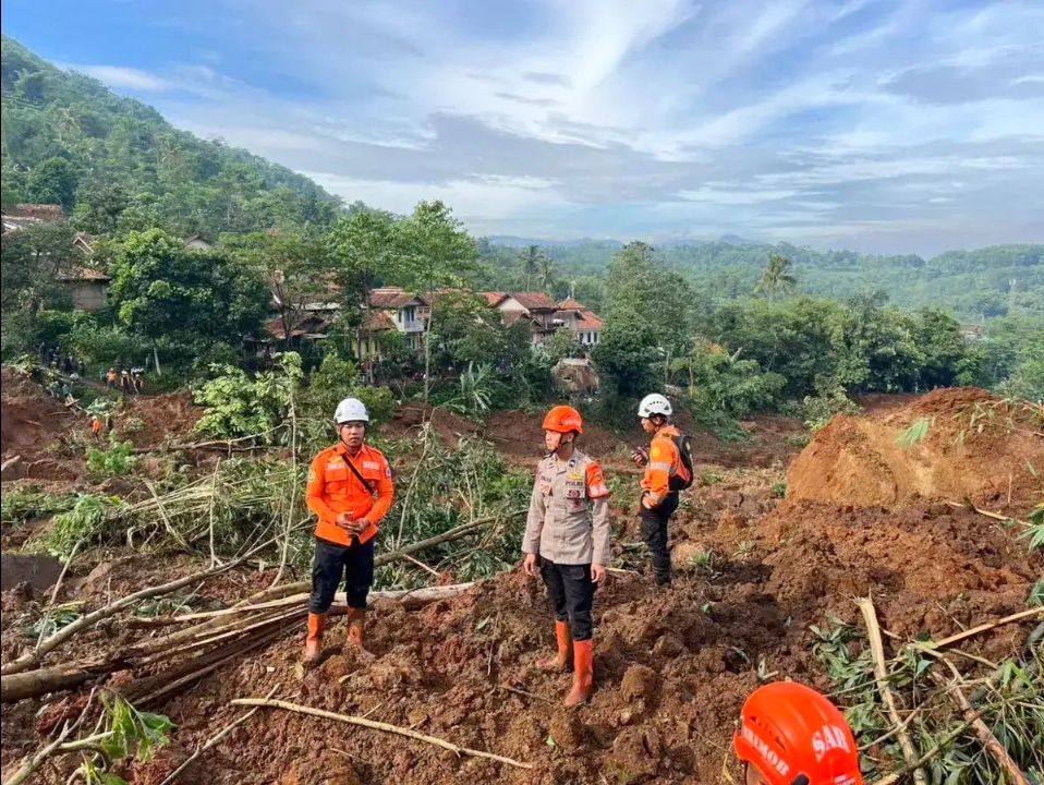 Operasi Darurat: Bupati Bandung Pimpin Pencarian Korban Longsor Arjasari Kabupaten Bandung