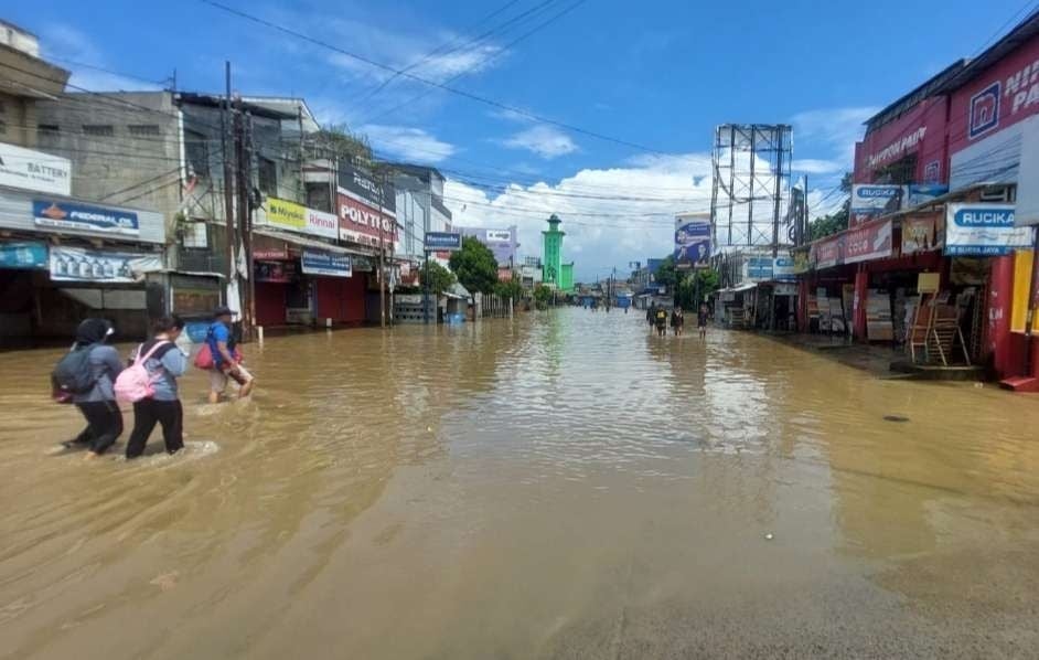 Aksi Cepat Tanggap: Gubernur Dedi Mulyadi Salurkan Ribuan Makanan Siap Saji untuk Korban Bantuan Banjir Kabupaten Bandung