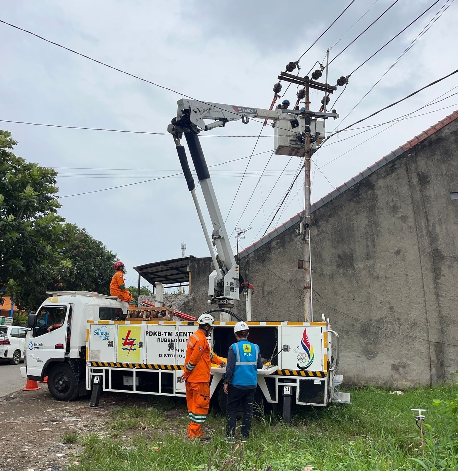 Waspada Cuaca Ekstrem: PLN Jabar Ajak Warga Amankan Listrik saat Musim Hujan, Beri 7 Tips Pencegahan