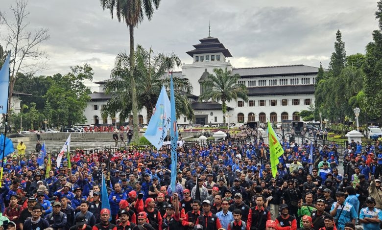 Nasib Upah Buruh Ditentukan Besok! Simak Bocoran Angka Kenaikan UMP Jabar 2026