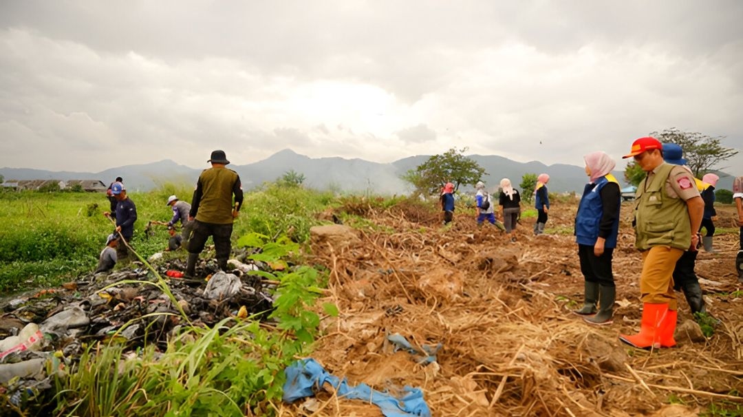 Cegah Banjir Kabupaten Bandung 2026, Dinsos Jabar Gerakkan Warga Bersihkan Irigasi Cijeruk