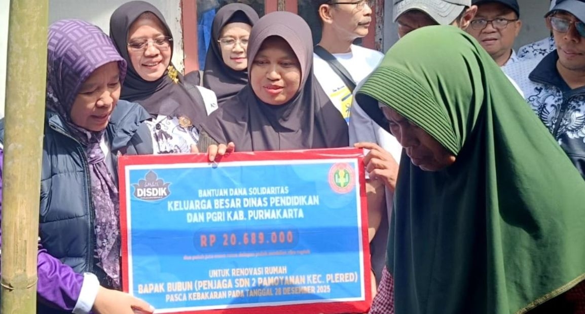Kepedulian Nyata, Solidaritas Disdik PGRI Purwakarta Bantu Penjaga Sekolah yang Tertimpa Musibah