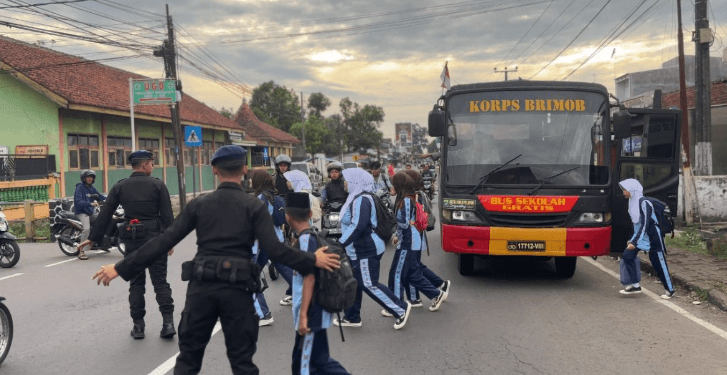Dukung Pendidikan, Brimob Polda Jabar Hadirkan Layanan Bus Sekolah Gratis di Tasikmalaya